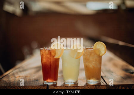 Tre Bicchieri di iced bevande di frutta sul tavolo del bar, fondale focus Foto Stock