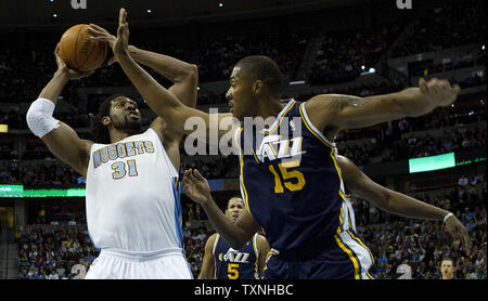 Denver Nuggets forward Nene (31) spara su Utah Jazz Derrick favorisce durante il primo trimestre presso il Pepsi Center su dicembre 28, 2011 a Denver. Denver battere Utah 117-100. UPI/Gary Caskey C. Foto Stock