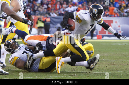 Denver Broncos difensivo fine Robert Ayers (C) sacchi Pittsburgh Steelers quarterback Ben Roethlisberger (7) per un 9-cantiere perdita durante il secondo trimestre in AFC Wild Card round di autorità sportive Field at Mile High su Gennaio 8, 2012 a Denver. UPI/Gary Caskey C. Foto Stock