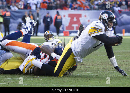 Denver Broncos difensivo fine Robert Ayers sacchi Pittsburgh Steelers quarterback Ben Roethlisberger durante il secondo trimestre in AFC Wild Card round di autorità sportive Field at Mile High su Gennaio 8, 2012 a Denver. UPI/Gary Caskey C. Foto Stock