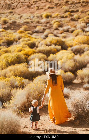La madre e il bambino ragazza camminare mano nella mano, Kennedy Prati, California, US Foto Stock