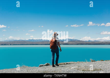 Escursionista gode di vista mare, Wanaka, Taranaki, Nuova Zelanda Foto Stock