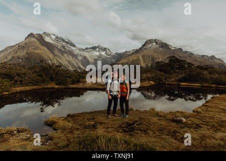 Escursionista giovane con bambino dal lago, Queenstown, Canterbury, Nuova Zelanda Foto Stock