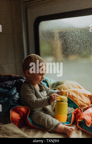 Baby giocando in camper, Queenstown, Canterbury, Nuova Zelanda Foto Stock