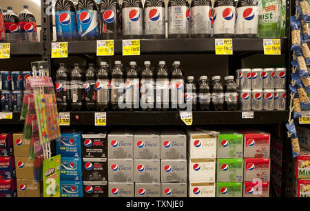 Pepsi prodotti in bottiglie, lattine, sei confezioni, e dodici pacchi acquisto attendono da acquirenti al King Soopers supermercato in Lakewood, Colorado il 6 giugno 2012. UPI/Gary Caskey C. Foto Stock