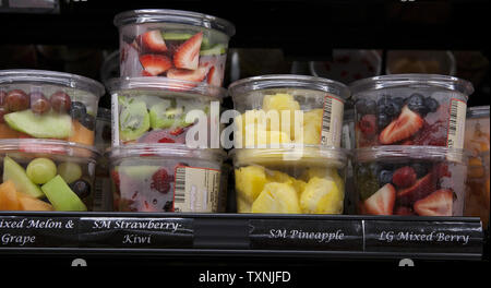 Confezionata contenitori di frutta visualizzati al King Soopers supermercato in Lakewood, Colorado Il 20 giugno 2012. UPI/Gary Caskey C. Foto Stock