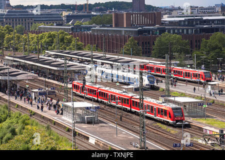 Vista della stazione ferroviaria Deutz, Colonia, Germania. Blick auf den Bahnhof Deutz, Koeln, Deutschland. Foto Stock