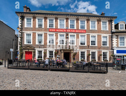 I clienti a rilassarsi al sole al di fuori Il Kings Head Hotel un pub in Richmond North Yorkshire Foto Stock