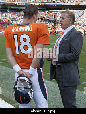 Denver Broncos vicepresidente esecutivo delle operazioni John Elway parla di iniziare il quarterback Peyton Manning durante l'ultimo minuto di giocare contro Oakland Raiders all autorità sportive Field at Mile High a Denver il 30 settembre 2012. Manning ha gettato tre touchdowns ed era 30-38 per 338 yard in win. Denver beat Oakland 37-6. UPI/Gary Caskey C. Foto Stock