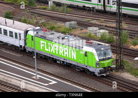 Flixtrain della società Flixmobility nella contrada Deutz, Colonia, Germania. Flixtrain des Betreibers Flixmobility im Stadtteil Deutz, Koeln, Foto Stock