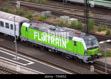 Flixtrain della società Flixmobility nella contrada Deutz, Colonia, Germania. Flixtrain des Betreibers Flixmobility im Stadtteil Deutz, Koeln, Foto Stock