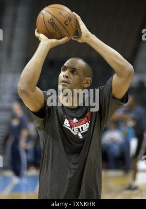 Los Angeles Clippers avanti Grant Hill si riscalda prima di giocare contro il Denver Nuggets presso il Pepsi Center su Gennaio 1, 2013 a Denver. La Clippers immettere la partita contro le pepite con un record di franchising 17- game winning streak. UPI/Gary Caskey C. Foto Stock