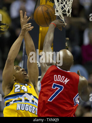 Los Angeles Clippers Lamar Odom blocca un colpo da Denver Nuggets guard Andre Miller durante il terzo trimestre presso il Pepsi Center su Gennaio 1, 2013 a Denver. Le Pepite battere la Clippers 92-78 arrestare il loro winning streak a 17 giochi. UPI/Gary Caskey C. Foto Stock