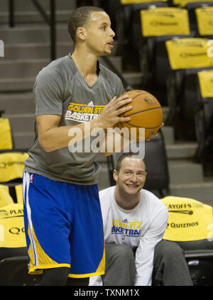 Golden State guard Stephen Curry si riscalda prima del primo round playoff Gioco Uno contro il Denver Nuggets a Denver il 20 aprile 2013. Curry porta un 22,9 punti per il gioco in media i playoff. UPI/Gary Caskey C. Foto Stock