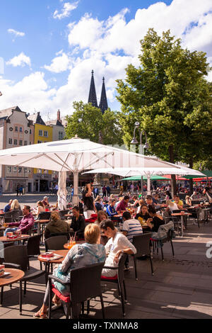 Il vecchio mercato nella parte vecchia della città, caffetterie, vista la cattedrale di Colonia, Germania. Alter Markt in der Altstadt, Strassencafes, Blic Foto Stock