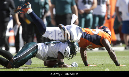 Denver Broncos Duca di sicurezza Ihenacho (top) urti Philadelphia Eagles ricevitore DeSean Jackson a terra durante il terzo trimestre a autorità sportive Field at Mile High a Denver il 29 settembre 2013. Denver beat Philadelphia 52-20. UPI/Gary Caskey C. Foto Stock