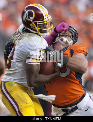 Denver Broncos difensivo fine Derek Wolfe sacchi Washington Redskins quarterback Robert Griffin III per nove-cantiere perdita durante il quarto trimestre presso autorità sportive Field at Mile High a Denver il 27 ottobre 2013. Denver beat Washington 45-21. UPI/Gary Caskey C. Foto Stock