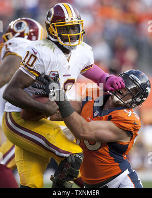 Denver Broncos difensivo fine Derek Wolfe sacchi Washington Redskins quarterback Robert Griffin III per nove-cantiere perdita durante il quarto trimestre presso autorità sportive Field at Mile High a Denver il 27 ottobre 2013. Denver beat Washington 45-21. UPI/Gary Caskey C. Foto Stock