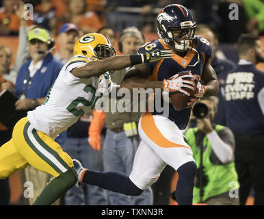 Denver Broncos wide receiver Demaryius Thomas (R) cale in un 47-cantiere pass contro cornerback Casey Hayward durante il secondo trimestre a autorità sportive Field at Mile High a Denver il 1 novembre 2015. Foto di Gary C. Caskey/UPI Foto Stock