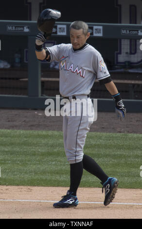Miami Marlins outfielder Ichiro Suzuki suggerimenti il suo cappello dopo la sua triplice diede 3.000 colpi durante il settimo inning contro il Colorado Rockies al Coors Field di Denver il 7 agosto 2016. Ichiro diventa il trentesimo player nella Major League di storia per registrare 3.000 hits. Foto di Gary C. Caskey/UPI Foto Stock