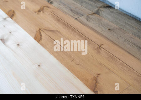Riparazione e decorazione. Campioni di rispettosi dell'ambiente per il rivestimento di pavimenti in legno - olio-cera in diversi colori Foto Stock