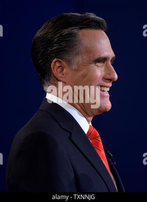 Candidato presidenziale repubblicano Mitt Romney sorrisi come egli dibattiti presidente Barack Obama durante il primo dibattito presidenziale presso l'Università di Denver il 3 ottobre 2012 a Denver in Colorado. Il primo dei tre dibattiti si concentrerà sulla politica interna. UPI/Kevin Dietsch Foto Stock