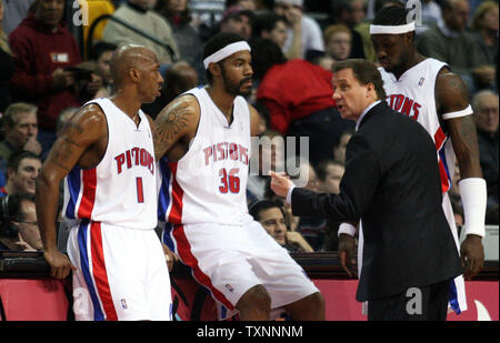 Pistoni di Detroit head coach Flip Saunders colloqui con i giocatori Billups Elena (1) e Rasheed Wallace (36) durante un timeout nel primo trimestre contro il calore di Miami al Palace di Auburn Hills in Auburn Hills, MI sul dicembre 29, 2005. (UPI foto/Scott R. Galvin) Foto Stock