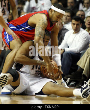 Pistoni di Detroit avanti da Rasheed Wallace si appoggia su New Jersey Nets avanti Jason Collins nella loro battaglia per la palla nel secondo trimestre al Palace di Auburn Hills in Auburn, Mi il 14 febbraio 2006. (UPI foto/Scott R. Galvin) Foto Stock