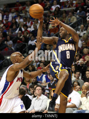 Indiana Pacers guard Anthony Johnson (8) passa la palla fuori sotto pressione da Detroit pistoni guardia Billups Elena nel primo trimestre al Palace di Auburn Hills in Auburn Hills, Mi il 23 febbraio 2006. (UPI foto/Scott R. Galvin) Foto Stock