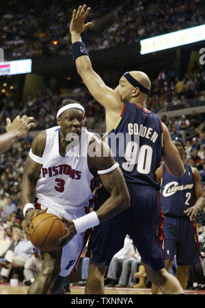 Pistoni di Detroit center Ben Wallace (3) rigidi per il cestello passato Cleveland Cavaliers avanti Drew Gooden (90) nel terzo trimestre al Palace di Auburn Hills in Auburn Hills, Mi il 26 febbraio 2006. I pistoni sconfitto i cavalieri 90-78. (UPI foto/Scott R. Galvin) Foto Stock