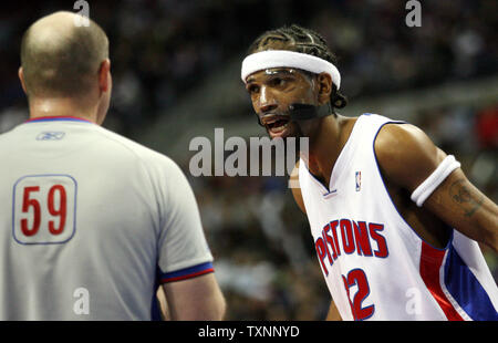 Pistoni di Detroit guard Richard Hamilton (32) sostiene con arbitro Gary Zielinski nel terzo trimestre al Palace di Auburn Hills in Auburn Hills, Mi il 26 febbraio 2006. I pistoni sconfitto i cavalieri 90-78. (UPI foto/Scott R. Galvin) Foto Stock