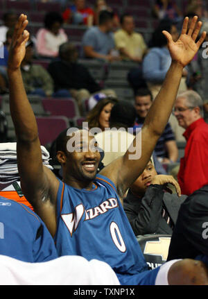 Washington Wizards guard Gilbert Arenas (0) ride ont il banco come egli gesti per i tifosi di tutta corte nel quarto trimestre contro i pistoni di Detroit al Palace di Auburn Hills in Auburn Hills, Mi on April 19, 2006. La Wizards ha sconfitto i pistoni 96-80. (UPI foto/Scott R. Galvin) Foto Stock