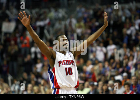 Pistoni di Detroit guard Lindsey Hunter (10) celebra il suo team vittoria su Cleveland Cavaliers nella chiusura di secondi del quarto trimestre al Palace di Auburn Hills in Auburn Hills, Mi il 21 maggio 2006. I pistoni sconfitto i cavalieri 79-61 per vincere il gioco sette del secondo round di playoff. I pistoni si troverà di fronte il Miami Heat nel terzo round. (UPI foto/Scott R. Galvin) Foto Stock