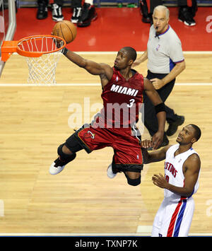 Miami Heat guard Dwyane Wade (3) svetta al cestello passato pistoni di Detroit guard Lindsey Hunter nel primo trimestre al Palace di Auburn Hills in Auburn Hills, Mi il 21 maggio 2006. Il calore ha sconfitto i pistoni 91-86 per vincere il primo gioco di finali orientali di congresso. (UPI foto/Scott R. Galvin) Foto Stock