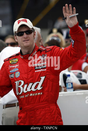 Driver di Nascar Dale Earnhardt Jr onde per la folla durante le presentazioni prima della partenza della 3M Performance 400 presso il Michigan International Speedway di Brooklyn, Mi il 18 giugno 2006. Earnhardt ha terminato terzo dietro il vincitore Kasey Kahne dopo che è stato chiamato nel 129giro a causa di forte pioggia. (UPI foto/Scott R. Galvin) Foto Stock