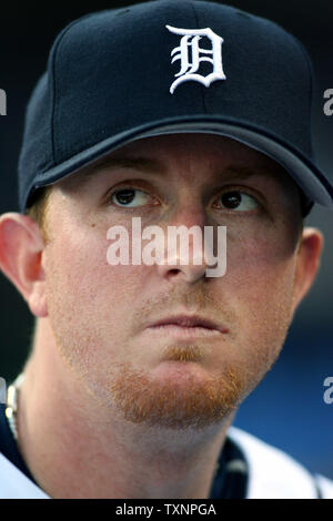 Detroit Tigers brocca Zach Miner guarda fino alla folla dal banco durante il quarto inning contro il Minnesota Twins al Comerica Park di Detroit, Mi il 7 agosto 2006. (UPI foto/Scott R. Galvin) Foto Stock