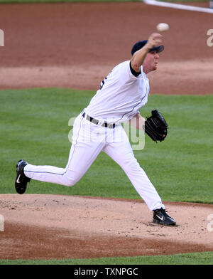 Detroit Tigers a partire lanciatore Zach Miner piazzole di Minnesota Twins pastella Luis Castillo nel primo inning al Comerica Park di Detroit, Mi il 7 agosto 2006. (UPI foto/Scott R. Galvin) Foto Stock