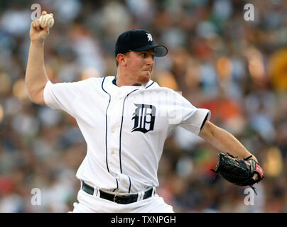 Detroit Tigers a partire lanciatore Zach Miner piazzole di Minnesota Twins pastella Torii Hunter nel secondo inning al Comerica Park di Detroit, Mi il 7 agosto 2006. Le tigri hanno sconfitto i gemelli 9-3. (UPI foto/Scott R. Galvin) Foto Stock