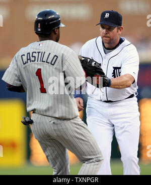 Detroit Tigers primo baseman Sean Casey tag out Minnesota Twins runner Luis Castillo alla prima base per la prima fuori della quinta inning al Comerica Park di Detroit, Michigan il 8 agosto 2006. I gemelli ha sconfitto le tigri 4-2. (UPI foto/Scott R. Galvin) Foto Stock