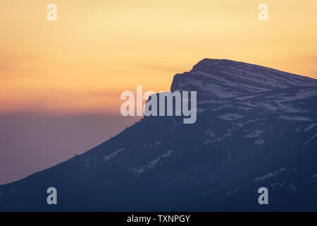 Demerdji, Alushta, Repubblica di Crimea - Aprile 1, 2019: Vista di Chatyr-Dag-Yayla dal Moonglade su Demerdzhi Чатыр-Дак Демерджи Крым горы в облаках Foto Stock