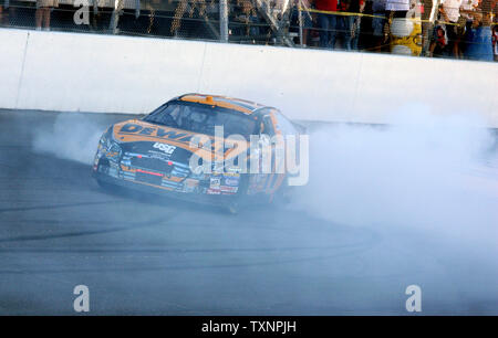 Driver di Nascar Matt Kenseth fuma i suoi pneumatici dopo aver vinto il GFS Marketplace 400 presso il Michigan International Speedway di Brooklyn, Michigan, il 20 agosto 2006. (UPI foto/Scott R. Galvin) Foto Stock