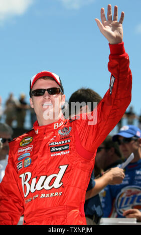 Driver di Nascar Dale Earnhardt Jr onde durante le presentazioni del driver prima di cominciare la GFS Marketplace 400 presso il Michigan International Speedway di Brooklyn, Michigan, il 20 agosto 2006. Earnhardt ha concluso la gara in sesta posizione. (UPI foto/Scott R. Galvin) Foto Stock