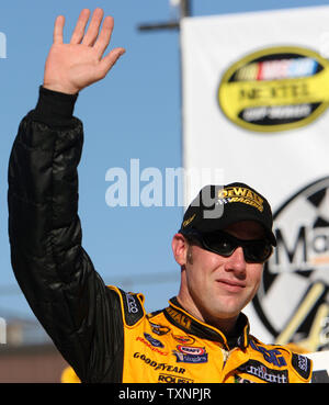 Driver di Nascar Matt Kenseth onde dopo aver vinto il GFS Marketplace 400 presso il Michigan International Speedway di Brooklyn, Michigan, il 20 agosto 2006. (UPI foto/Scott R. Galvin) Foto Stock