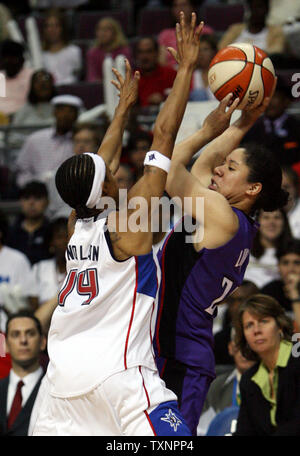 Sacramento di Monarchi guard Kara Lawson tenta di passare la palla attorno a Detroit Shock guard Deanna Nolan (14) nel terzo trimestre al Palace di Auburn Hills in Auburn Hills, Michigan, il 30 agosto 2006. I monarchi sconfitto lo Shock 95-71 in gioco uno dei finali WNBA. (UPI Foto Scott R. Galvin) Foto Stock