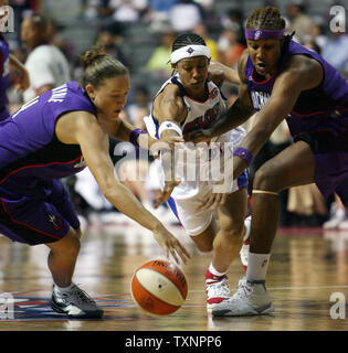 Sacramento di Monarchi guard Kristin Haynie, sinistra, afferra una sfera sciolto come shock di Detroit guard Deanna Nolan, centro e di monarchi avanti Rebekkah Brunson inoltre tentare di farlo nel terzo trimestre al Palace di Auburn Hills in Auburn Hills, Michigan, il 30 agosto 2006. I monarchi sconfitto lo Shock 95-71 in gioco uno dei finali WNBA. (UPI Foto Scott R. Galvin) Foto Stock