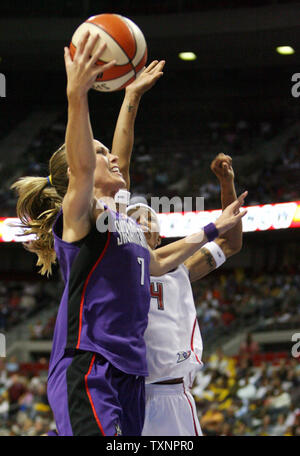 Sacramento di Monarchi avanti Erin Buescher (7) prende un colpo nel quarto trimestre a fronte di Detroit Shock guard Deanna Nolan al Palace di Auburn Hills in Auburn Hills, Michigan il 1 settembre 2006. Lo Shock ha sconfitto i monarchi 73-63 per vincere il gioco due della WNBA finali. (UPI foto/Scott R. Galvin) Foto Stock