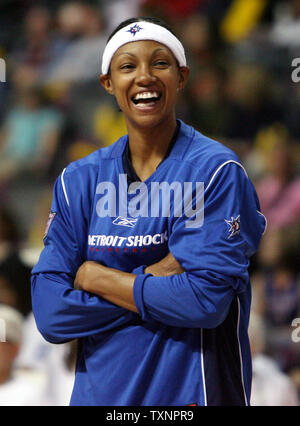 Detroit Shock guard Deanna Nolan ride durante il warm-up per gioco due della WNBA Finals contro i monarchi di Sacramento al Palace di Auburn Hills in Auburn Hills, Michigan il 1 settembre 2006. Nolan ha totalizzato 21 punti in Shock 73-63 di conquistare i monarchi 73-63. (UPI foto/Scott R. Galvin) Foto Stock