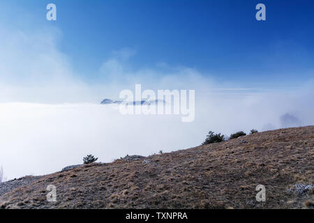 Demerdji, Alushta, Repubblica di Crimea - Aprile 1, 2019: Vista di Chatyr-Dag-Yayla dal Moonglade su Demerdzhi Чатыр-Дак Демерджи Крым горы в облаках Foto Stock