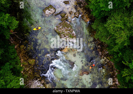 Un drone immagine presa di due kayakers su rapide sulle rive di un fiume Foto Stock