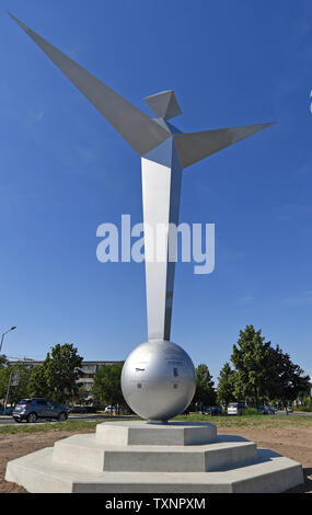 25 giugno 2019, Sassonia-Anhalt, Dessau-Roßlau: un nuovo monumento nel centro di Dessau commemora il velivolo Pioneer Hugo Junkers. L occasione per l inaugurazione del monumento è stato il primo volo della Junkers F 13 100 anni fa il 25.06.1919. Foto: Hendrik Schmidt/dpa-Zentralbild/dpa Foto Stock